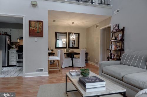 216 Derry Hill Ct, Mount Laurel, NJ 08054-3708