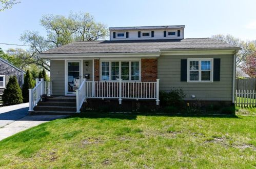 55 Linden St, Middletown, RI 02842-4924