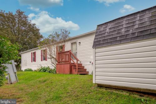 207 Sunningdale Ct, Lancaster PA  17603-2185 exterior