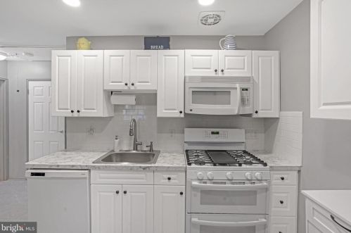 14 Robin St, Lakehurst, NJ 08759-5194