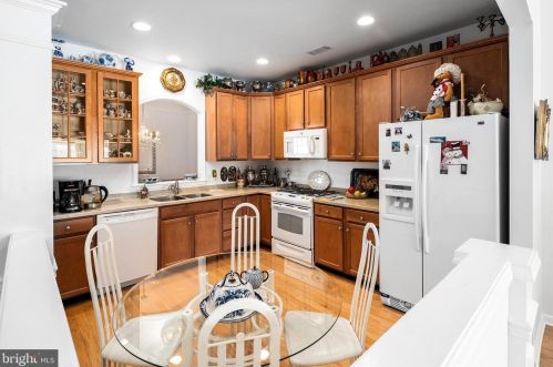 225 Sparrow Dr, Trenton NJ 08690-2464 exterior