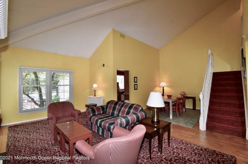 10 Chestnut Ln, Brielle, NJ 08730-1385