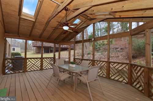 7099 Game Lord Dr, Springfield VA  22153-1312 exterior