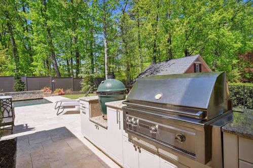6930 Hunters Knl, Atlanta GA  30328-1763 exterior
