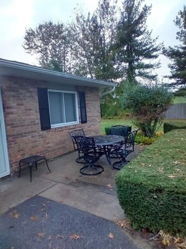 42 Fox Ridge Cres, Warwick, RI 02886-1705