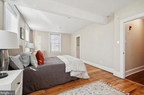 28 Gravers Ln, Philadelphia PA 19118-4132 exterior