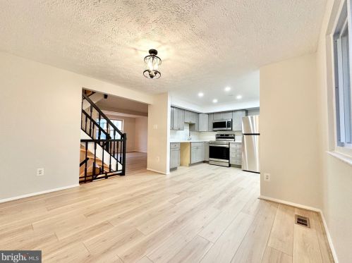 8110 Willowdale Ct, Springfield VA  22153-3619 exterior