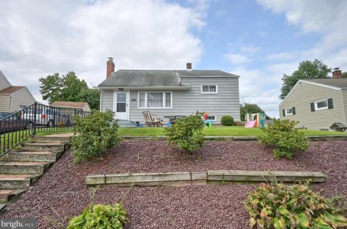 5214 Woodlawn Dr, Harrisburg, PA 17109-5544