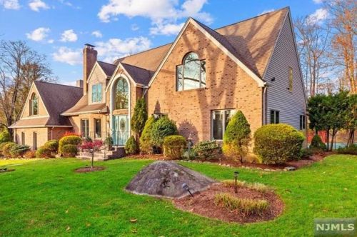 61 Hidden Glen Rd, Upper Saddle River, NJ 07458-1722
