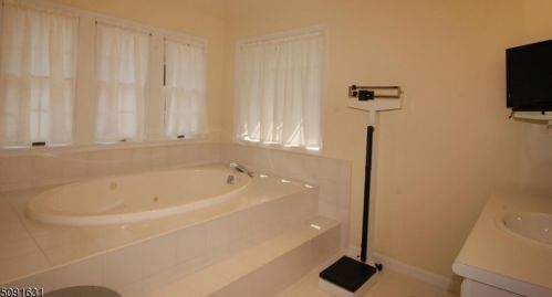4 Everest Dr, Hackettstown NJ  07840-2844 exterior