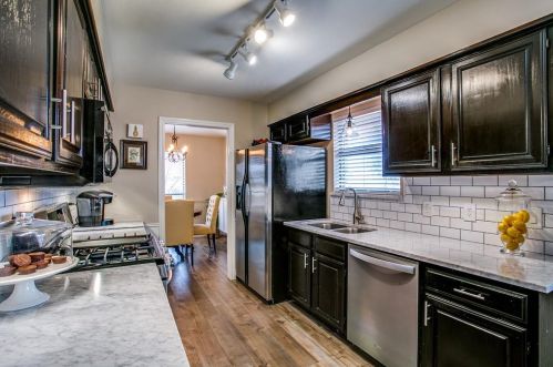 2008 Toulon Ln, Carrollton TX 75007-2204 exterior