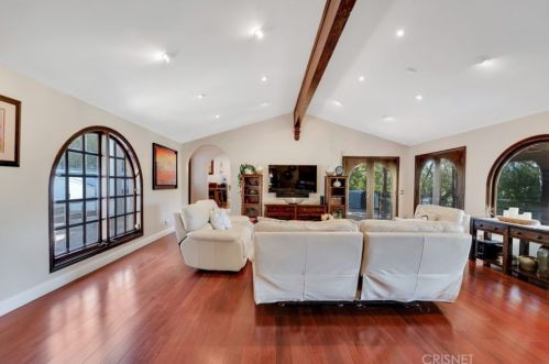 1664 Las Flores Dr, Glendale CA  91207-1200 exterior