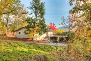 1586 Angel Crest Dr, Medford, OR 97504-9301