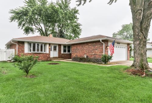 999 Bowie Dr, Carol Stream, IL 60188-9306