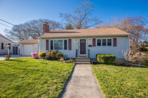 23 Marquette Dr, Warwick, RI 02888-3920
