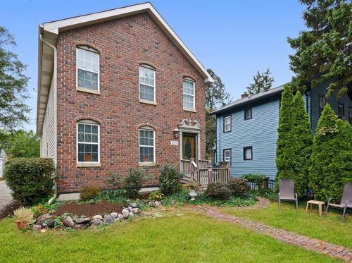 327 Loomis St, Naperville, IL 60540-4725