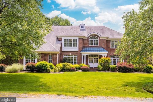 9618 Tackroom Ln, Great Falls, VA 22066-2000