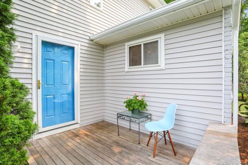 8 Midrocks Dr, Norwalk, CT 06851-1624