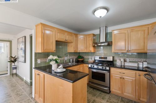 1381 Marybelle Ave, San Leandro CA 94577-2319 exterior