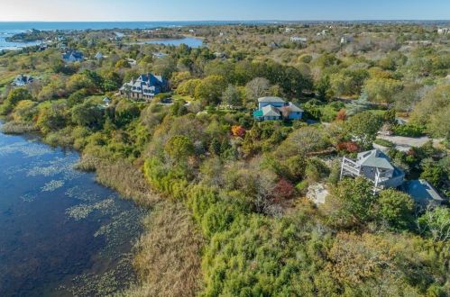 4 Highland Pl, Middletown, RI 02840-4295
