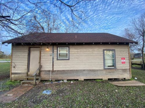 633 Columbia St, Angleton, TX 77515-4225