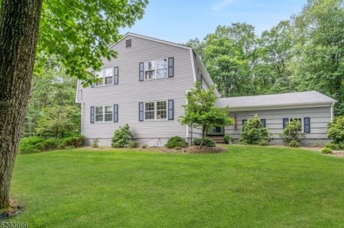 22 Lenape Trl, Warren, NJ 07059-6825