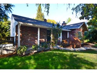 483 23rd Ave, Eugene OR  97405-2633 exterior