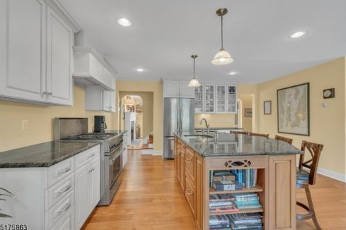 4 Woodlawn Dr, Chatham Township, NJ 07928-1163