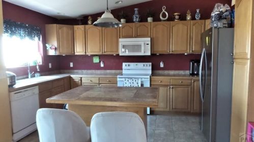 1043 Clifftop Ln, Pueblo, CO 81007-3946