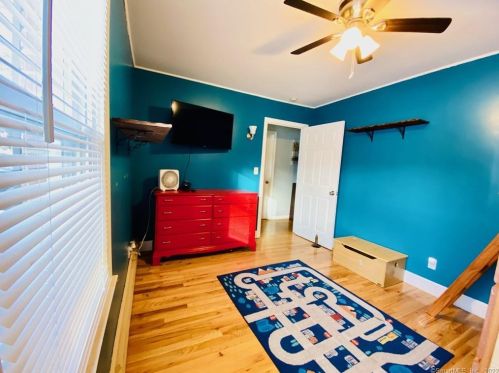 4 Cove View Dr, Quaker Hill CT  06375-1501 exterior