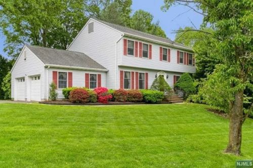 22 Rock Ridge Rd, Mahwah, NJ 07430-2251