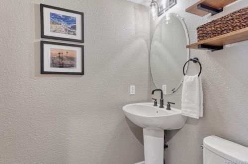 6051 Valdai Way, Aurora CO 80015-6521 exterior