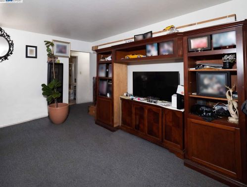 25363 Whitman St, Hayward, CA 94544-2492
