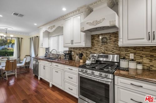 2417 Glenoaks Blvd, Glendale CA  91206-3027 exterior