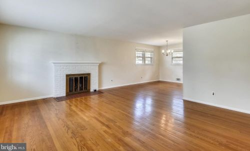 5202 Light St, Springfield, VA 22151-2521