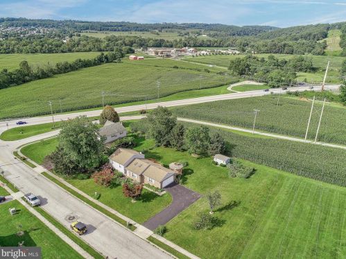2861 Glen Hollow Dr, York, PA 17406-9709