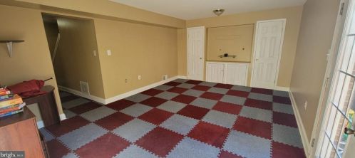 7050 Leewood Forest Dr, Springfield VA  22151-3927 exterior