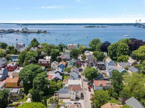 4 Chestnut St, Middletown, RI 02840-1904