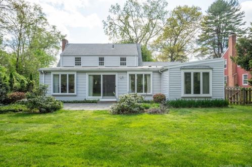 18 Briarwood Rd, Hartford, CT 06111-1201