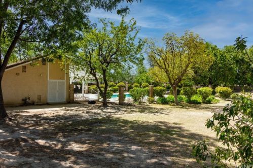 2915 Deacon St, Simi Valley CA  93065-6102 exterior