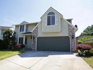 720 Maplewood Ct, Woodburn, OR 97071-4346