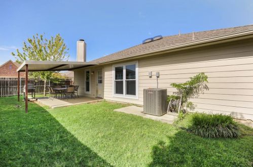 10633 Braewood Dr, Fort Worth, TX 76131-3936