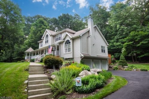 7 Dorothy Dr, Sparta, NJ 07871-3904