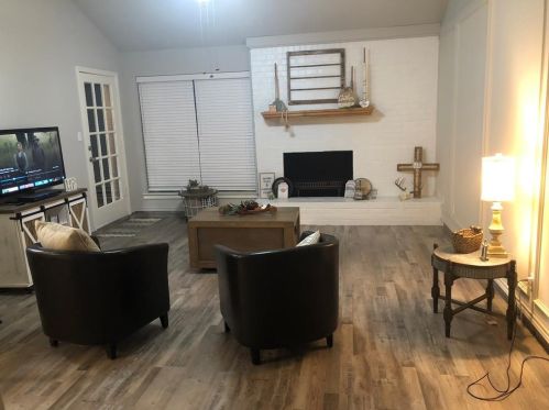 320 Woodard Ln, Azle, TX 76020-3244