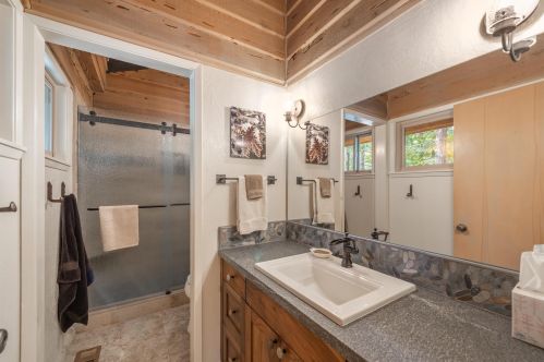 6860 Riv Rd, Truckee CA  exterior