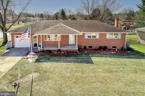 2100 Twinbrook Dr, York, PA 17408-3953