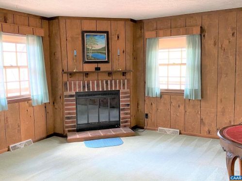 51 Oak Grove Rd, Bybee, VA 22963-2529