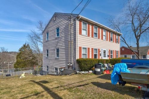 121 New St, Huntington CT  06484-2325 exterior