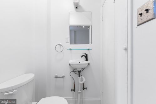 904 10th St, Philadelphia PA 19147-3744 exterior