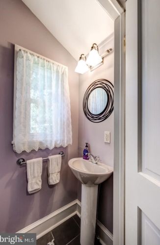 225 Gravers Ln, Philadelphia PA 19118-2802 exterior